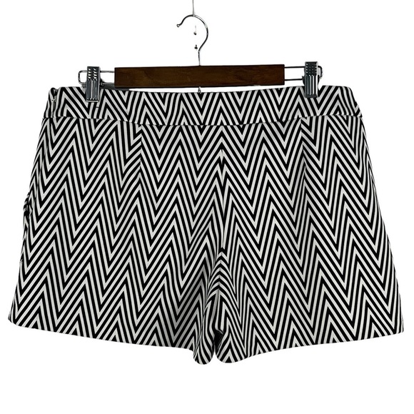 Express WOMENS CHEVRON LINED SHORTS - Picture 4 of 10